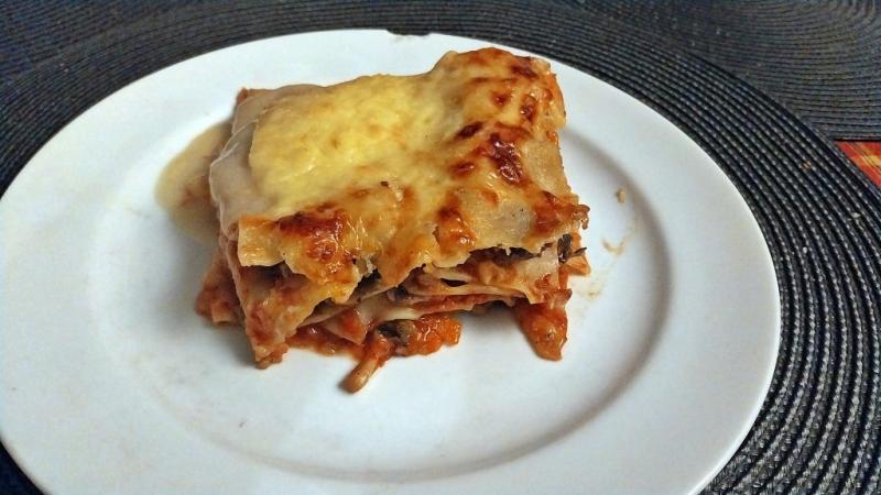 A gombás-zöldséges lasagne igazi ínycsiklandó fogás, amely tele van szaftos rétegekkel és krémes textúrával. Minden falatban érezni lehet a friss zöldségek és a gazdag gombás ízek harmóniáját, amely a tésztával és a sajt krémességével tökéletes összhangba