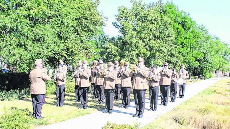 Katonai dalok tengerének hullámai zúdulnak Encsencsre!