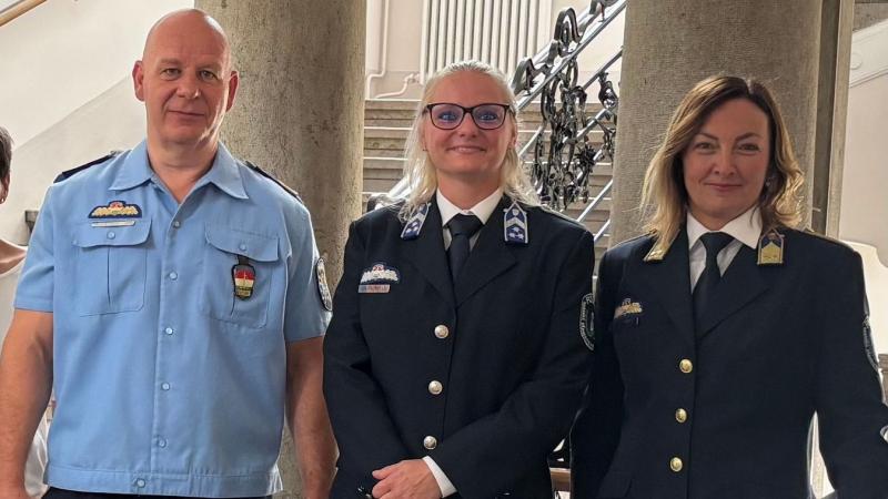 Kitüntették a pécsi rendőrnőt, aki nem csupán a hétköznapi feladatokat látja el, hanem olyan kihívásokkal néz szembe, amelyek igazi elhivatottságot és bátorságot igényelnek. Munkája során nap mint nap különleges ügyekkel foglalkozik, amelyek nemcsak szakm