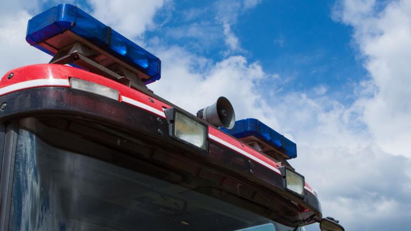 Baján motoros baleset történt, amikor egy személyautó és egy motoros találkozott. Az ütközés következtében a helyszínre mentő és rendőrautók érkeztek, hogy segítsenek a sérülteknek és kivizsgálják az esetet. A baleset részletei még tisztázás alatt állnak.