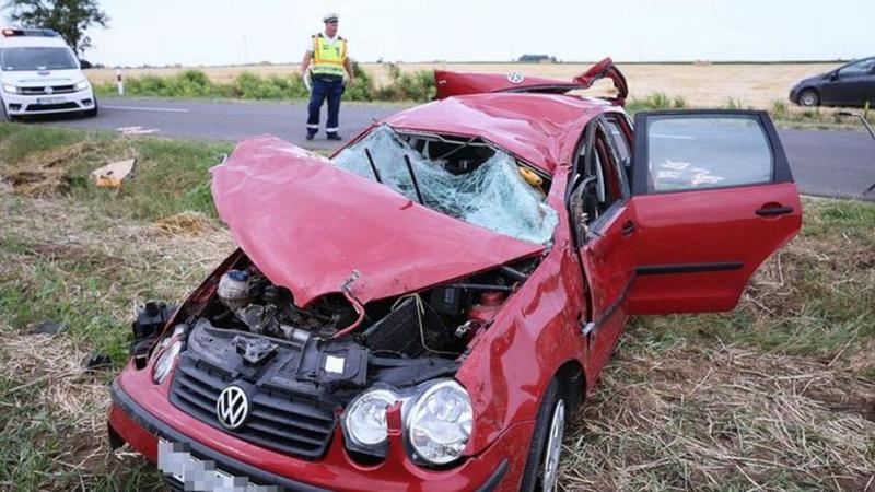 Mentőhelikopter szállt le a baleset helyszínén, míg az édesanyájukért aggódó fiai kétségbeesetten figyelték a drámai eseményeket - valóban szívszorító pillanatok.