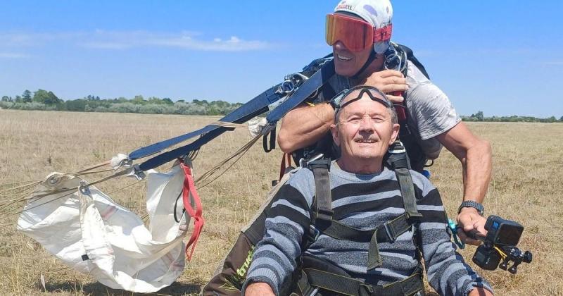 A születésnapján, a világ zaja mögött, egy veterán katona szédítő mélységből érkezett vissza, mintha a múlt árnyai között lebegne.