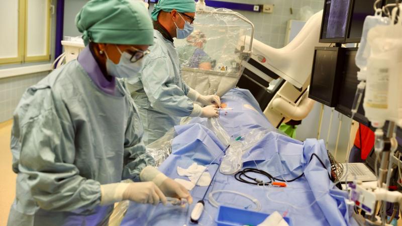 Egy innovatív eljárást vezetnek be a Zala Vármegyei Szent Rafael Kórházban, amely hozzájárulhat a vérrögök és a stroke megelőzéséhez. A legújabb technológia alkalmazása új lehetőségeket kínál a betegek egészségének védelmében. (galéria)