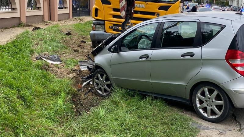Súlyos ütközés: megdöbbentő baleset zajlott le a zalai város nyüzsgő főutcáján, ahol egy Mercedes jármű súlyosan megrongálódott (nézd meg a képgalériát és a videót).