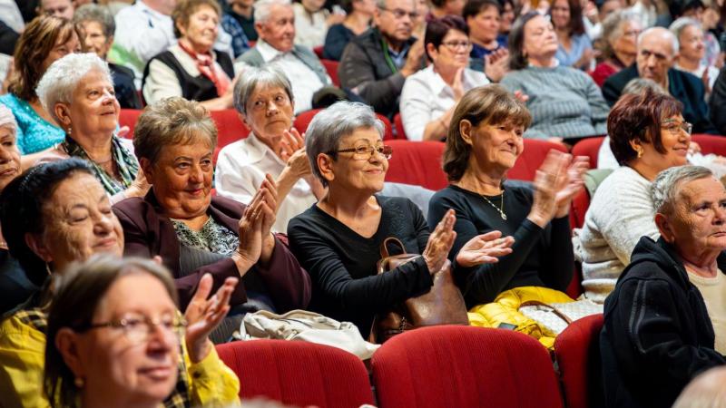 Kezdetét veszi az Idősek hónapja programsorozat Debrecen szívében! Fedezd fel velünk a részleteket és az izgalmas eseményeket, amelyekkel megünnepeljük az idősebb generációt!
