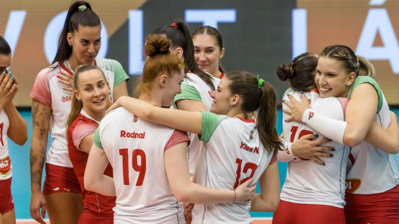 A női röplabda-válogatott kőkemény kihívásokkal néz szembe a versenykörnyezetben. Az edzések során a csapat tagjai elszántságukkal és eltökéltségükkel folyamatosan feszegetik a határaikat, hogy a legjobbak közé kerülhessenek. A sorozatos megpróbáltatások