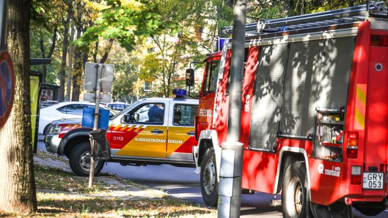 Hétköznapi hősök: Bátor tetteikkel életüket kockáztatva mentették meg az idős asszonyt a lángok karmai közül – képek és felvételek az eseményről.