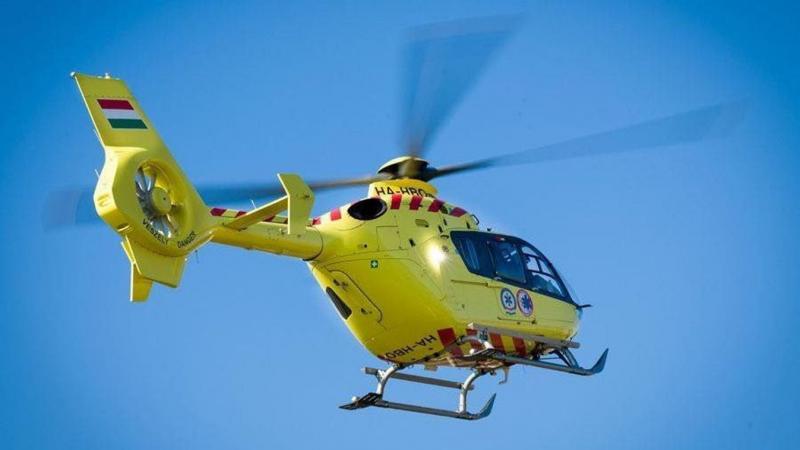 Súlyos baleset történt az M7-es autópályán, amely miatt lezárásra került a szakasz. A helyszínre mentőhelikoptert is hívtak, hogy a sérültek gyorsan orvosi ellátásban részesülhessenek.