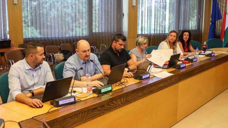 A közgyűlés újra napirendre tűzi a jégpályával kapcsolatos kérdéseket.