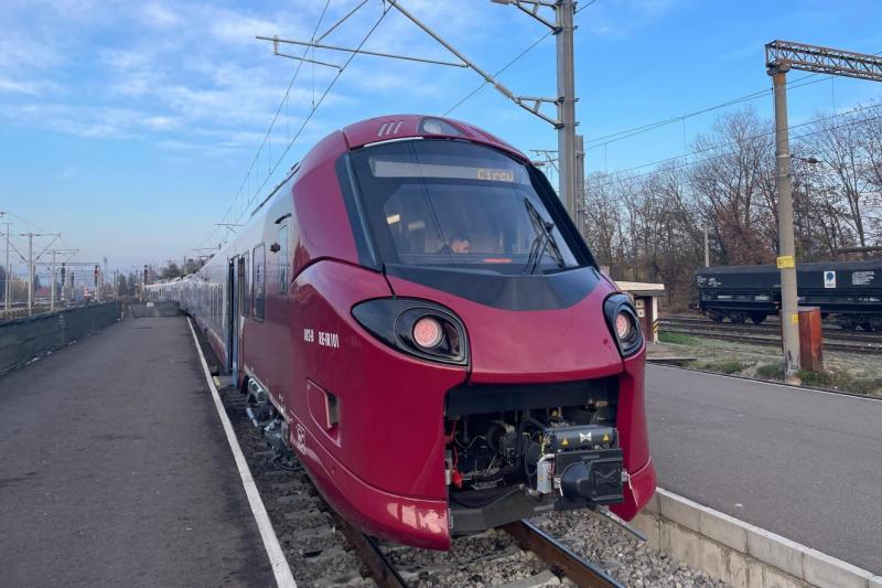 A 37 új vonatból csupán egyetlen egy működik, de az is csak egy elhagyatott vágányon áll.