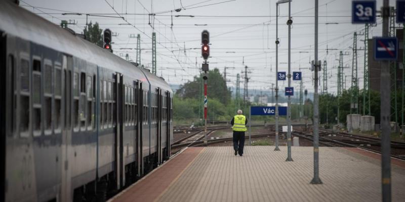 A váci állomáson egy motorkocsi tolatott be a Varsóba tartó vonat elé, csupán 100 méterre megállva tőle.