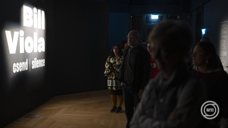 Bill Viola, a videóművészet modern Rembrandtja, mélyrehatóan felfedi az emberi arc érzelmi rétegeit. Munkáiban az arc nem csupán egy vizuális elem, hanem egy érzelmi táj, ahol a lélek rejtett érzései és gondolatai bontakoznak ki. A Librarius.hu oldalán el