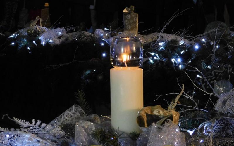 Advent és karácsony Párkányban egy varázslatos időszak, amikor a város szívébe belépve az ember az ünnep csodás hangulatával találkozik. A téli napok rövidülnek, de a fények és díszek ragyogása felerősíti a közösségi szellemet. 

A gyönyörűen kivilágított