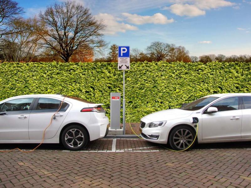 Az elektromos autók piaca 2025-re: Forradalom vagy stagnálás? | ma7.sk

2025-re a világ szeme az elektromos autók piacára összpontosít, hiszen a technológiai fejlődés és a környezeti kihívások arra sarkallják a gyártókat, hogy új megoldásokat találjanak. 