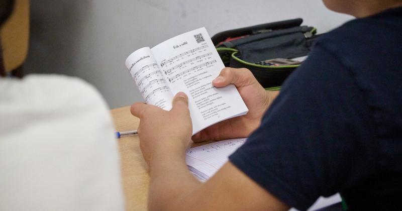 A ballagó diákok egy különleges ajándékot kapnak a kormánytól: egy egyedi daloskönyvet, amely tele van inspiráló dalokkal és emlékezetes pillanatokkal.