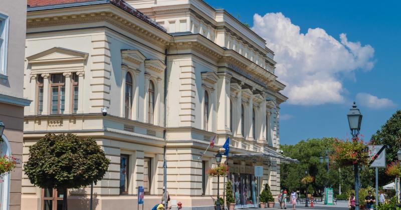 Meglepetésként mind az első fordulós jelöltek visszaléptek, és helyettük öt új pályázó ringbe száll a Vörösmarty Színház vezetői posztjáért.