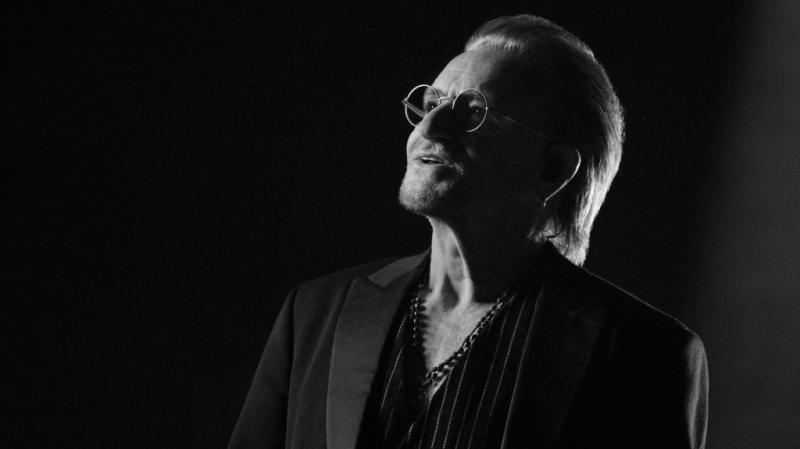 **A Megadás Történetei: Ha Bono már annyit tett, hogy ellenérzéseket keltsen bennünk**

Bono, a U2 frontembere, nem csupán zenész, hanem egy ikon, akinek neve sokakban vegyes érzelmeket vált ki. Míg sokan rajonganak érte és zenéjéért, másoknak talán éppen