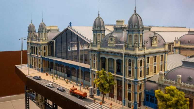 Szörényi Szabolcs egy különleges terepasztalon elevenítette meg a Nyugati pályaudvar varázsát, újraalkotva annak impozáns architektúráját és hangulatát.