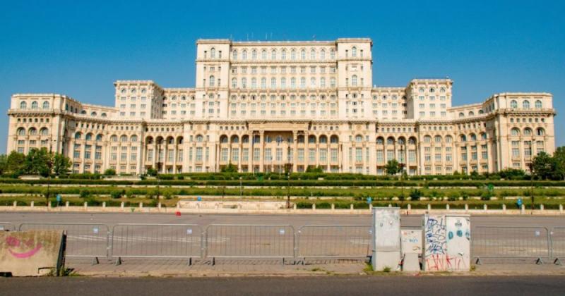A román parlament bizalmat szavazott a kormánynak | Demokrata

A román parlament a közelmúltban bizalmat szavazott a kormány számára, ezzel megerősítve annak mandátumát. A döntés jelentős lépés a politikai stabilitás irányába, és új lehetőségeket teremt a
