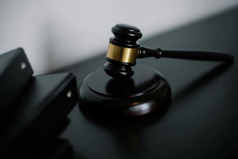 A biztonsági szolgálat jelen volt, de mégsem nyújtottak segítséget a színész megmentésében - Babicsek Bernát szülei a bíróság előtt igyekeznek megtalálni az igazságot | szmo.hu