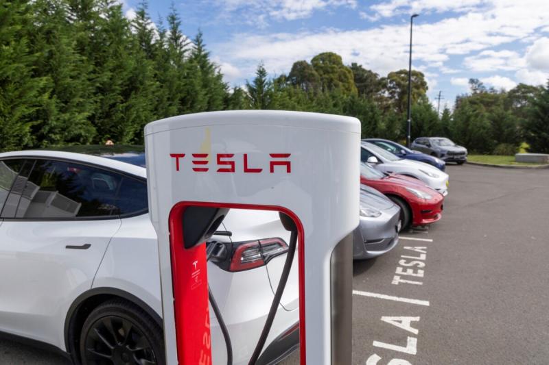 A Tesla eladásai jelentős csökkenést mutattak az utóbbi időszakban, ami történelmi mélységekbe taszította a vállalat teljesítményét.