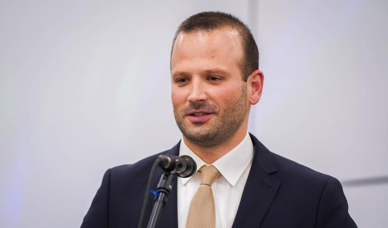 Nagy Bálint kifejtette, hogy a kormány teljes mértékben kiáll a vasutasok mellett, és elkötelezett amellett, hogy megvédje őket a tiszteletteljes bánásmódot nélkülöző támadásoktól.