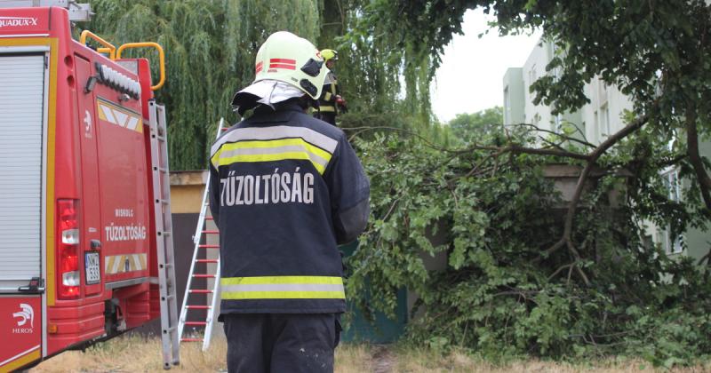Hét tűzoltó szenvedett sérüléseket a viharkárok felszámolása során, közülük ketten súlyos állapotban vannak.
