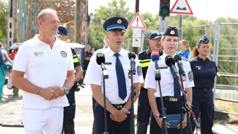 A Szigeten a bulizók között civil ruhás rendőrök rejtőznek, hogy észrevétlenül figyeljék a szórakozó tömeget.