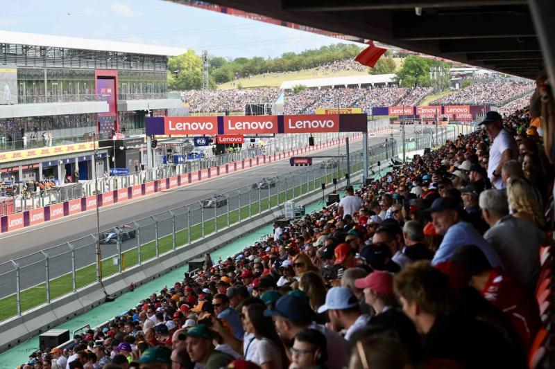 A Forma-1-es Magyar Nagydíj hétvégéjén áradatként özönlöttek a turisták, akik izgatottan érkeztek, hogy részesei lehessenek a motorsport lenyűgöző világának.