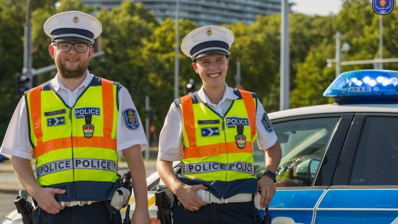 A kórház felé tartó úton, a Sziget bűvös világán keresztül, egy vajúdó kismamát kísértem, akit a szirénák hangja kísért. Az adrenalin és az izgalom keveredett a levegőben, miközben a város zaja elhalványult mögöttünk, és csak a cél lebegett a szemem előtt