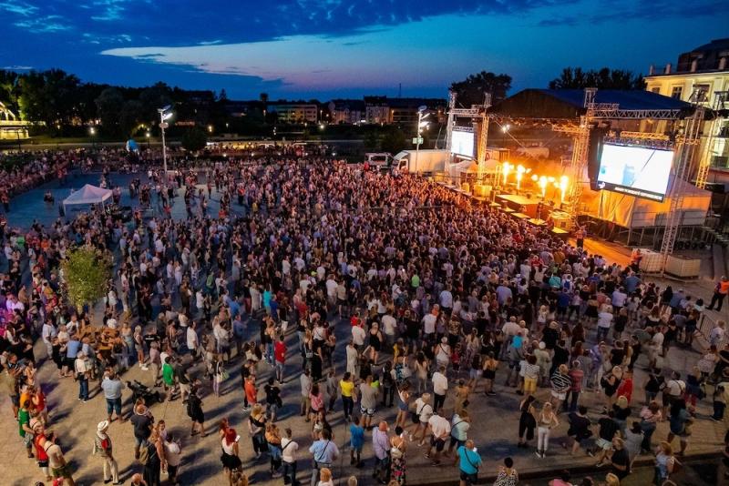 Ákos lezárja a nyár varázsát Győr szívében.