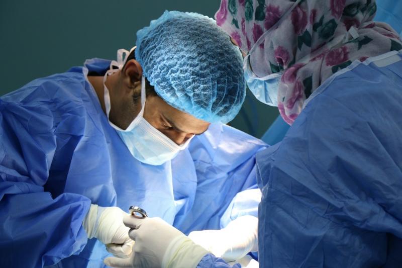 A szívműtét során, amikor az orvosok éppen a legkritikusabb pillanatok egyikével foglalkoztak, váratlanul áramszünet lépett fel, ami körülbelül tíz percig tartott. Sajnos az idős asszony, akinek az életét próbálták megmenteni, nem élte túl ezt a tragikus 