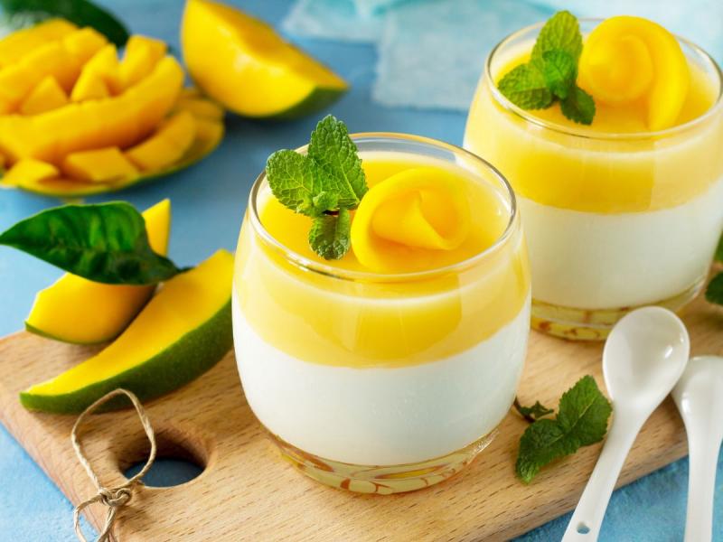 Villámgyors panna cotta recept és ínycsiklandó variációk – titkok a tökéletes olasz desszert elkészítéséhez

Fedezd fel a panna cotta világát, amely nemcsak rendkívül egyszerűen elkészíthető, hanem számos ízletes variációval is kényeztethet. Ez a krémes, 