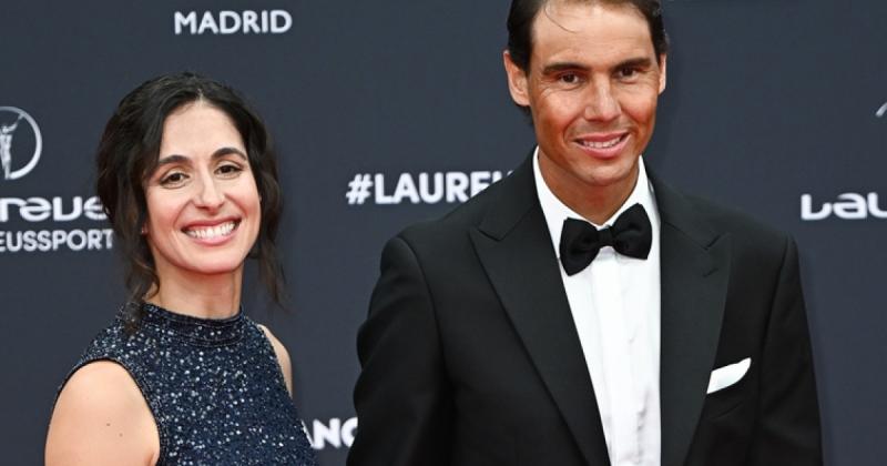 Rafael Nadal, a tenisz világának kiemelkedő alakja, ritkán mutatja be feleségét, Xiscát, aki a szépség megtestesítője. Természetes bájával és elbűvölő megjelenésével ő a világ egyik leglenyűgözőbb nője, aki mögött a sportcsillag áll.