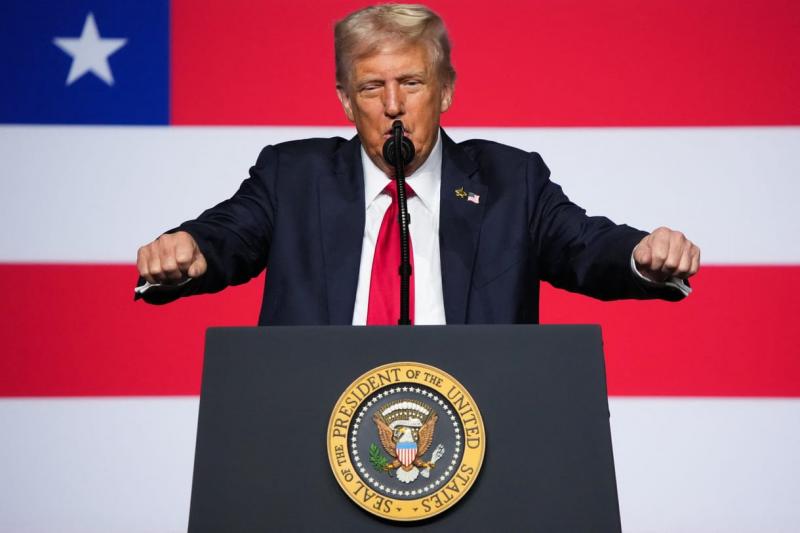 Virginiában gyűlt össze az Egyesült Államok katonai vezetése, ahol Hegseth a szakállasok és pocakosok hadát szólította meg, míg Trump a belső ellenség ellen indított hadjáratot.