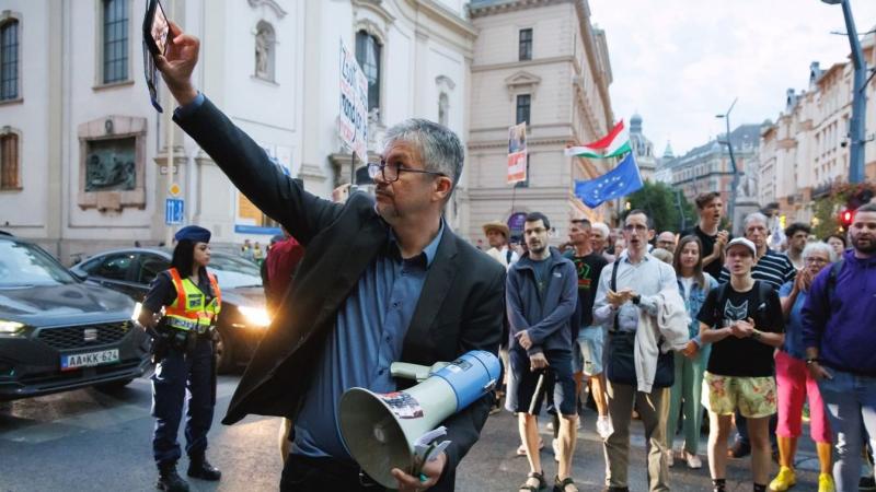 Magyar Péter csupán egy kémtoll világát álmodta meg, míg Hadházy már a következő szintre emelkedett.
