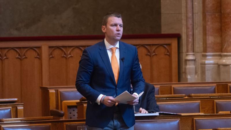 Menczer Tamás: Betartom az ígéretem + videó

Menczer Tamás, a politikai színtér ismert alakja, most egy újabb fontos üzenetet oszt meg velünk. Az alábbi videóban kifejti, hogy miért tartja elengedhetetlennek a szavahihetőséget, és hogyan tervezi megvalósí