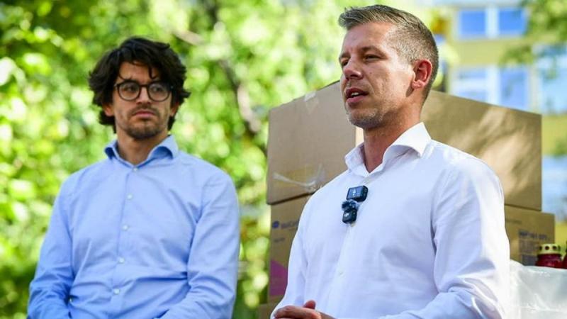 Dömötör Csaba: Magyar Péter kabinetfőnökének politikai pályafutásának egészen szürreális kezdetei
A politikai élet néha olyan fordulatokat kínál, amelyek messze meghaladják a hétköznapi elképzeléseinket. Magyar Péter kabinetfőnöke, Dömötör Csaba, ennek a