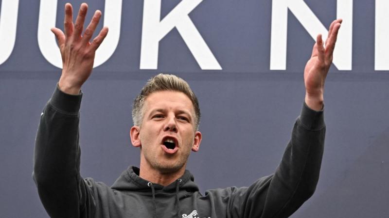 Magyar Péter teljesen belemerült a Mandiner műsorának világába, még vasárnap sem tudott elszakadni tőle, mintha csak elvesztette volna a fejét a feladatok tengerében.