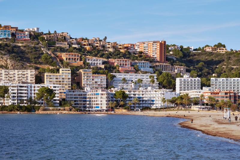 Egy újabb spanyol város döntött úgy, hogy fellép a tömegturizmus ellen, és a bulihajók is feketelistára kerülnek.