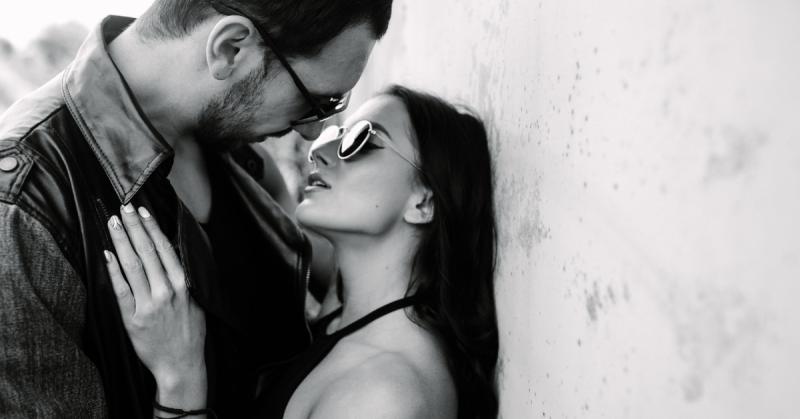 Íme hat egyértelmű jel, ami azt mutatja, hogy a férfi valóban szeret téged:
1. **Figyelmes és gondoskodó**: Ha észreveszed, hogy mindig figyel rád, és érdeklődik a napod iránt, az a szeretet egyik legszebb megnyilvánulása.
2. **Támogat a nehéz időkben**