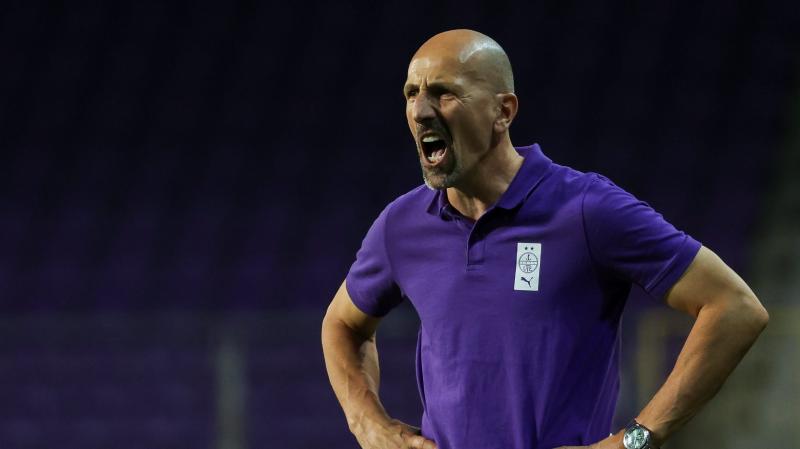 Damir Krznar, az Újpest vezetőedzője, zavarodottan figyeli csapata teljesítményét, amely messze elmarad a várakozásoktól. Az M4 Sportnak adott nyilatkozatában kifejezte csalódottságát, és megpróbálja kideríteni, mi állhat a gyenge szereplés hátterében.